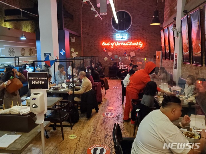 해외 시장서 맞붙는 K치킨 맞수…BBQ vs bhc 누가 웃을까