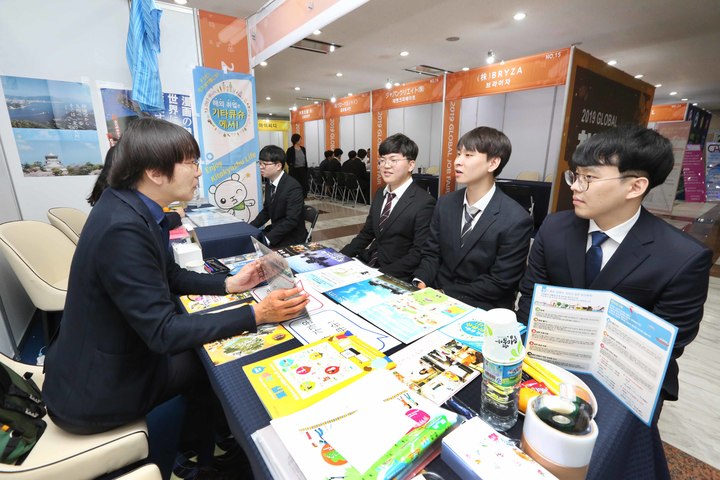 영진전문대학교가 구인 지역 기업과 구직 청년들을 위한 2022 취업박람회는 22~23일 대학 백호체육관에서 개최한다. 사진은 이 대학교가 코로나 이전 자체적으로 연 해외취업박람회 모습. *재판매 및 DB 금지