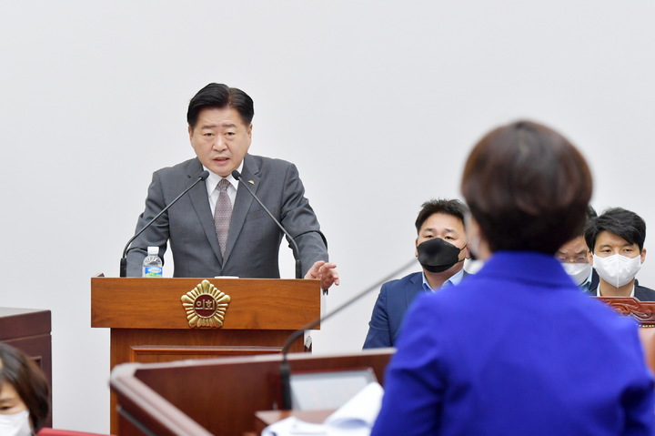 [제주=뉴시스] 오영훈 제주지사가 21일 제409회 제주도의회 제1차 정례회 제4차 본회의 도정질문에서 답변하고 있다. (사진=제주도의회 제공) 2022.09.21. photo@newsis.com *재판매 및 DB 금지