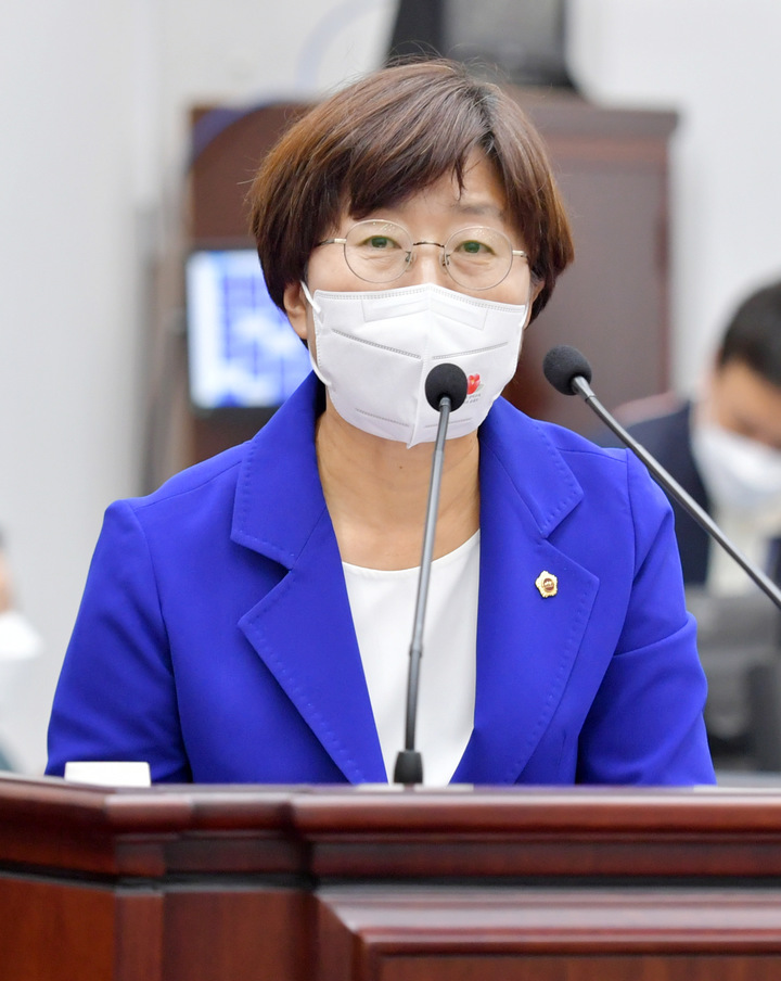[제주=뉴시스] 고의숙 교육의원이 21일 제409회 제주도의회 제1차 정례회 제4차 본회의 도정질문에서 질의하고 있다. (사진=제주도의회 제공) 2022.09.21. photo@newsis.com *재판매 및 DB 금지