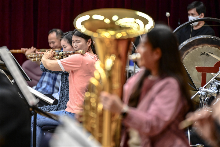 [서울=뉴시스]21일 세종문화회관 예술동 5층 종합연습실에서 '믹스드 오케스트라-충돌과 조화' 공개 시연을 하고 있다. (사진=세종문화회관 제공) 2022.09.21. photo@newsis.com&nbsp;&nbsp; *재판매 및 DB 금지