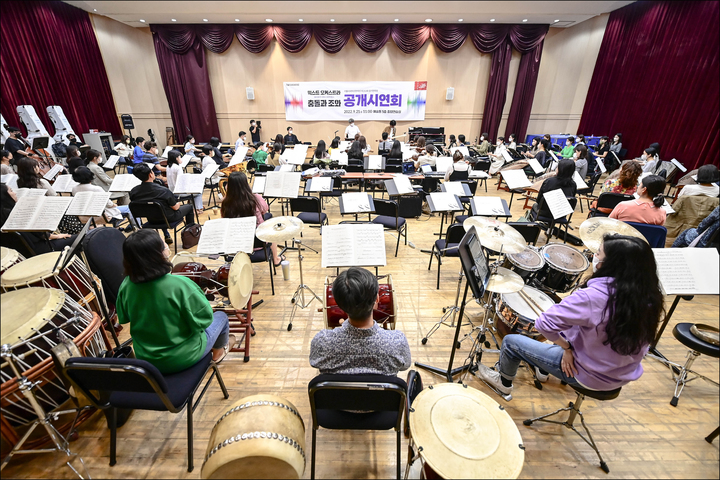 [서울=뉴시스]21일 세종문화회관 예술동 5층 종합연습실에서 '믹스드 오케스트라-충돌과 조화' 공개 시연을 하고 있다. (사진=세종문화회관 제공) 2022.09.21. photo@newsis.com&nbsp;&nbsp; *재판매 및 DB 금지