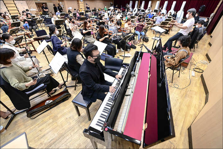 [서울=뉴시스]21일 세종문화회관 예술동 5층 종합연습실에서 '믹스드 오케스트라-충돌과 조화' 공개 시연을 하고 있다. (사진=세종문화회관 제공) 2022.09.21. photo@newsis.com&nbsp;&nbsp; *재판매 및 DB 금지