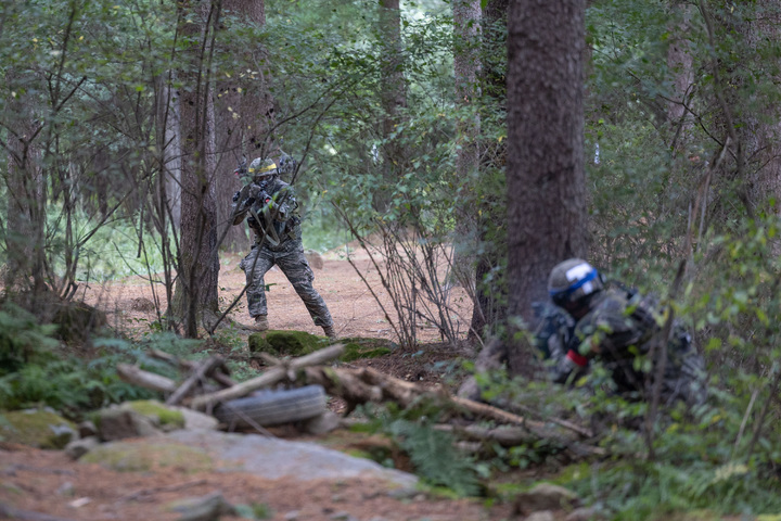 [서울=뉴시스] 강원도 인제에 있는 육군과학화전투훈련단에서 23일까지 진행되는 '육군 과학화전투 경연대회'에 참가한 병력들이 '산악지역 전투'를 하고 있다. (사진=육군 제공) 2022.09.21. photo@newsis.com *재판매 및 DB 금지