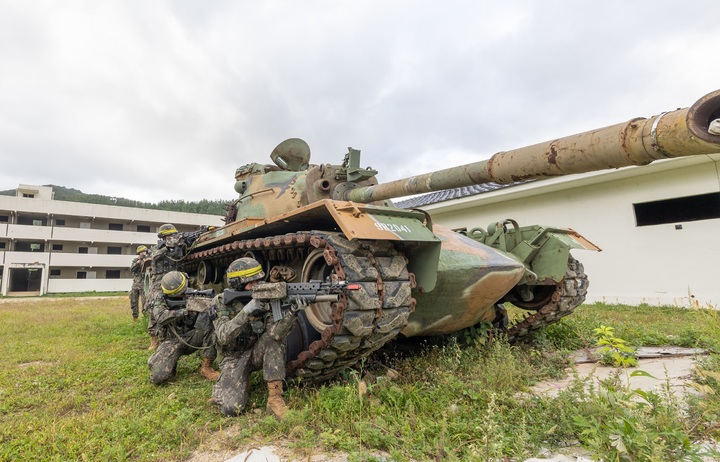[서울=뉴시스] 강원도 인제에 있는 육군과학화전투훈련단에서 23일까지 진행되는 '육군 과학화전투 경연대회'에 참가한 병력들이 '산악지역 전투'를 하고 있다. (사진=육군 제공) 2022.09.21. photo@newsis.com *재판매 및 DB 금지