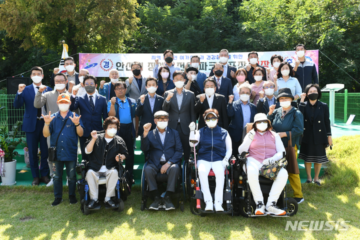 [안산=뉴시스] 이민근 경기 안산시장이 21일 단원구 목내동 능안운동장에서 열린 ‘장애인 전용 파크골프장’ 개장식에 참석해 안산시장애인체육회 관계자들과 함께 기념사진을 찍고 있다. (사진=안산시 제공) 2022.09.20. photo@newsis.com 