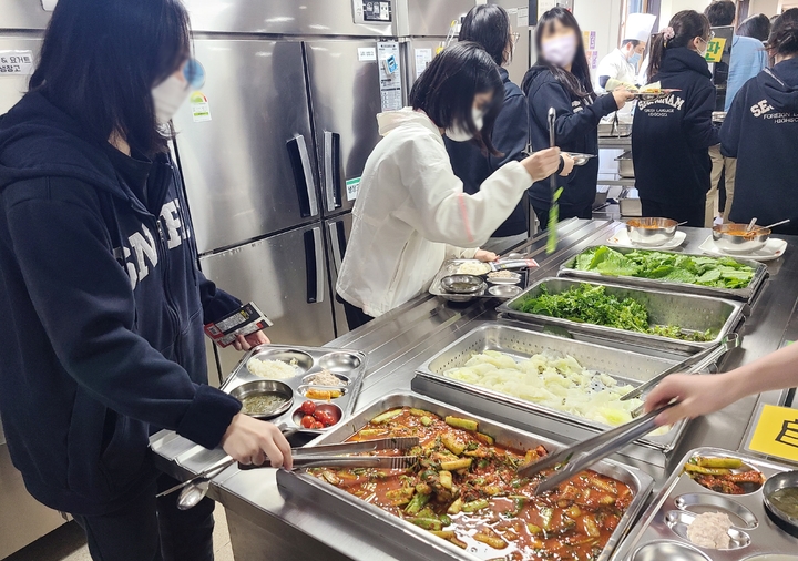 [성남=뉴시스] 변근아 기자 = 경기 성남외고 학생들이 점심시간에 쌈 코너에서 자신이 원하는 야채와 반찬을 담고 있다. 2022.09.21. gaga99@newsis.com *재판매 및 DB 금지