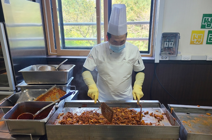 [성남=뉴시스] 변근아 기자 = 성남외고 급식실에서 학생들에게 줄 고기를 데우고 있다. 2022.09.21. gaga99@newsis.com *재판매 및 DB 금지