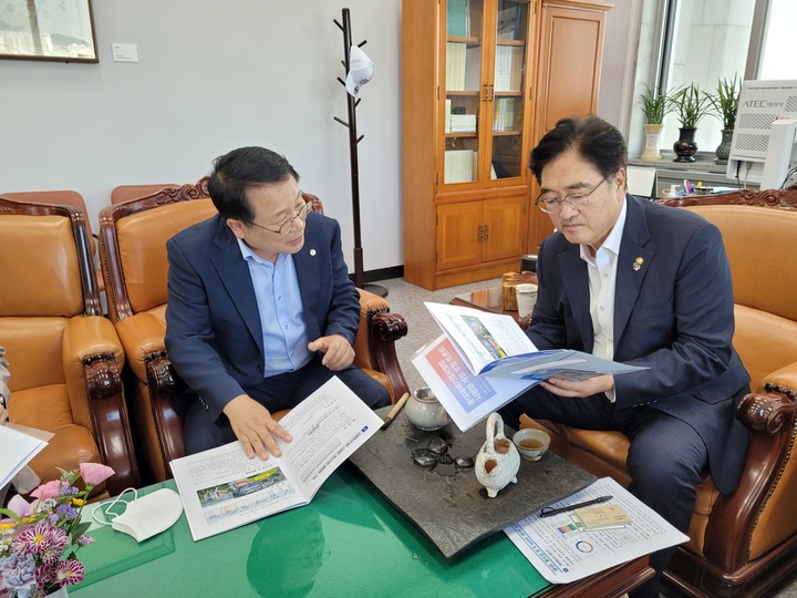 [익산=뉴시스] 강명수 기자 =21일 정헌율 전북 익산시장이 국회를 방문해 우원식 예산결산특별위원장을 만나 지역 현안 해결을 위한 예산 지원의 당위성을 설명하고 있다. (사진 =익산시 제공) 2022.09.21. photo@newsis.com *재판매 및 DB 금지