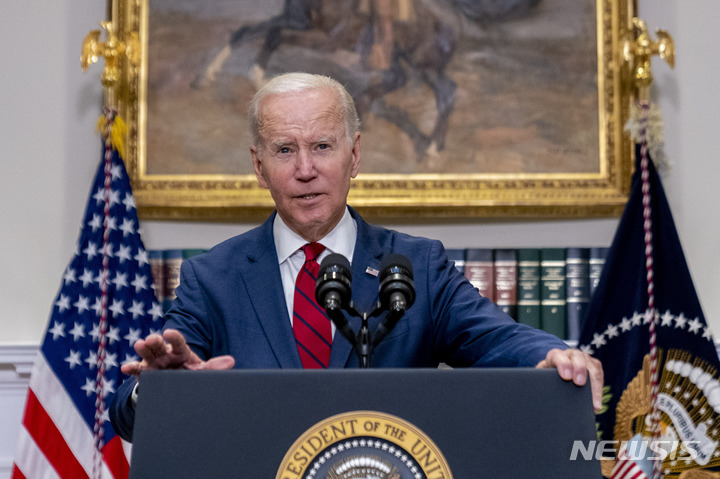 [워싱턴=AP/뉴시스] 조 바이든 미국 대통령이 20일(현지시간) 백악관 루스벨트룸에서 고액 정치 자금 출처 공개 의무화 법안(DISCLOSE Act)에 관해 연설하고 있다. 2022.09.21.