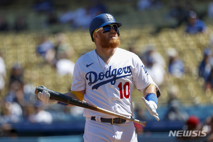 [로스앤젤레스=AP/뉴시스] LA 다저스의 저스틴 터너와 21일(한국시간) 미국 캘리포니아주 로스앤젤레스의 다저 스타디움에서 열린 애리조나 다이아몬드백스와 2022 MLB 홈경기에서 1회 말 헛스윙을 한 뒤 아쉬워하는 표정을 짓고 있다. 2022.09.21.