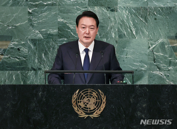 [뉴욕=뉴시스] 홍효식 기자 = 윤석열 대통령이 20일(현지시간) 뉴욕 유엔 총회장에서 기조연설을 하고 있다. 2022.09.21. yesphoto@newsis.com