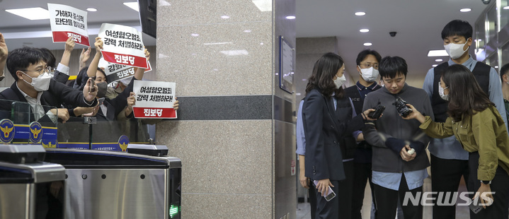 [서울=뉴시스] 정병혁 기자 = 신당역 살인사건 피의자인 전주환(31)이 지난 21일 오전 서울 중구 남대문경찰서에서 검찰로 송치되며 질문에 답하고 있다. 2022.09.21. jhope@newsis.com