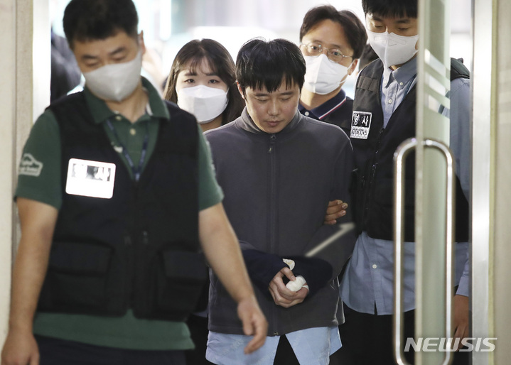 [서울=뉴시스] 정병혁 기자 = 신당역 살인사건 피의자인 전주환(31)이 지난해 9월21일 오전 서울 중구 남대문경찰서에서 검찰로 송치되고 있다. 2022.09.21. (공동취재사진) 2022.09.21. photo@newsis.com