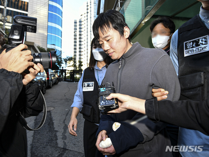 [서울=뉴시스] 정병혁 기자 = 신당역 살인사건 피의자인 전주환(31)이 지난달 21일 오전 서울 중구 남대문경찰서에서 검찰로 송치되고 있다. (공동취재사진) 2022.09.21. photo@newsis.com