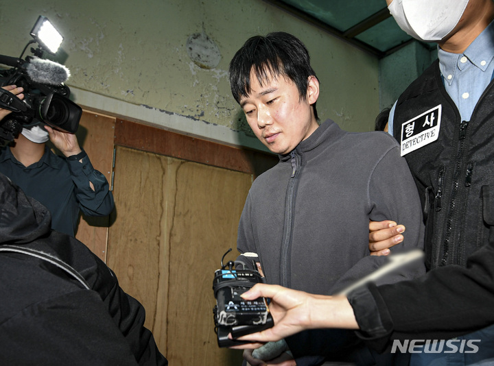 [서울=뉴시스] 정병혁 기자 = 신당역 살인사건 피의자인 전주환(31)이 21일 오전 서울 중구 남대문경찰서에서 검찰로 송치되고 있다. 2022.09.21. (공동취재사진) 2022.09.21. photo@newsis.com