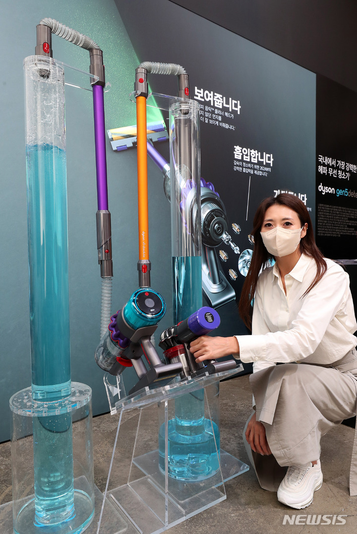 [서울=뉴시스] 백동현 기자 = 21일 오전 서울 성동구 레이어57에서 다이슨 트레이너가 다이슨 신제품 무선 청소기 Gen5디텍트를 시연하고 있다. 2022.09.21. livertrent@newsis.com