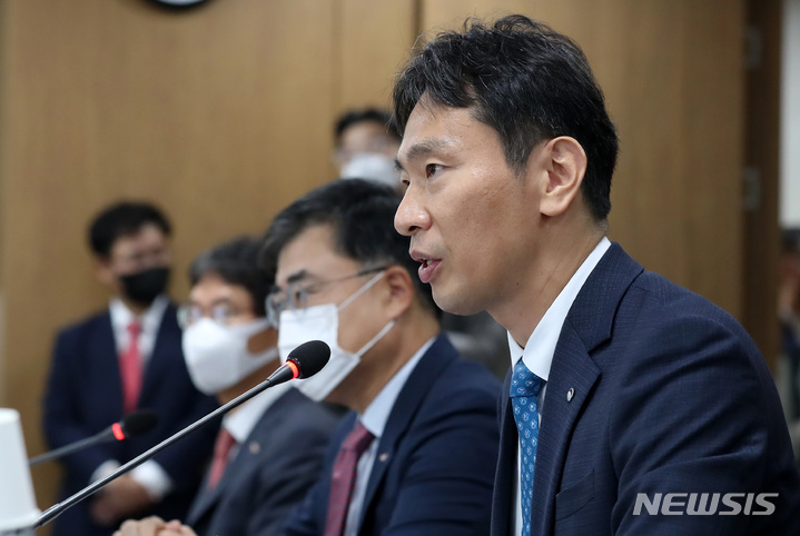 [서울=뉴시스] 이영환 기자 = 이복현 금융감독원장이 21일 오전 서울 마포구 상장회사회관에서 열린 상장기업 유관기관 간담회에 참석해 인사말을 하고 있다. 2022.09.21. 20hwan@newsis.com