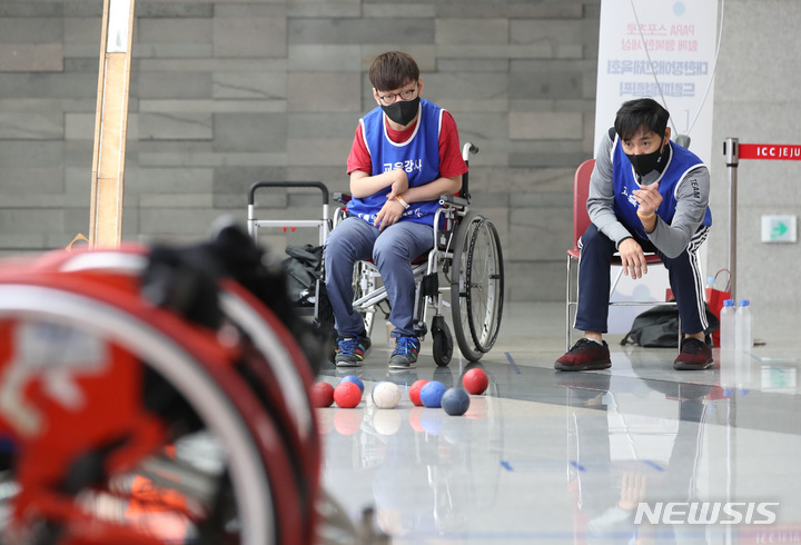 [서귀포=뉴시스] 우장호 기자 = 제39회 전국장애인기능경기대회 이틀째인 21일 오전 제주 서귀포시 제주국제컨벤션센터에서 대회 참가자들이 패럴림픽 종목의 하나인 보치아(boccia) 경기를 즐기고 있다. 2022.09.21. woo1223@newsis.com
