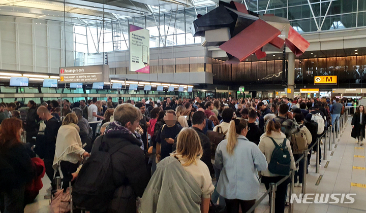 [암스테르담(네덜란드)=뉴시스] 홍찬선 기자 = 19일 오후(현지시간) 네덜란드 스키폴 국제공항에서 승객들이 비행기에 탑승하기 위해 긴 줄을 서고 있다. 2022.09.25. mania@newsis.com