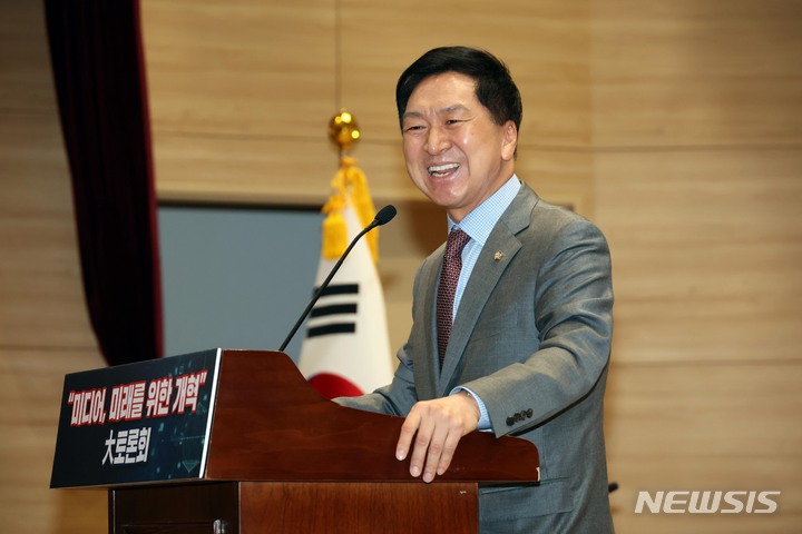 [서울=뉴시스] 고범준 기자 = 김기현 국민의힘 의원이 21일 서울 여의도 국회 의원회관에서 열린 '미디어, 미래를 위한 개혁' 大토론회에서 인사말을 하고 있다. (공동취재사진) 2022.09.21. photo@newsis.com