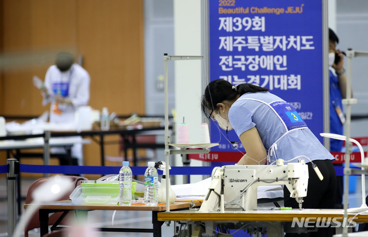 [서귀포=뉴시스] 우장호 기자 = 2022년 제주에서 열린 제39회 전국장애인기능경기대회 각 기능별 경기가 진행되고 있다.  2022.09.21. woo1223@newsis.com