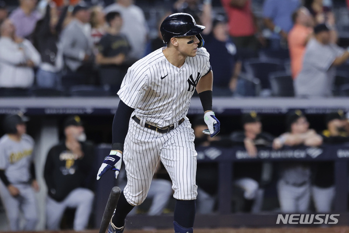 [뉴욕=AP/뉴시스] 뉴욕 양키스의 애런 저지가 21일(한국시간) 미국 뉴욕 양키스타디움에서 열린 2022 MLB 피츠버그 파이리츠와의 경기에서 9회말 시즌 60호 홈런을 때려낸 뒤 달려나가고 있다. 2022.09.21