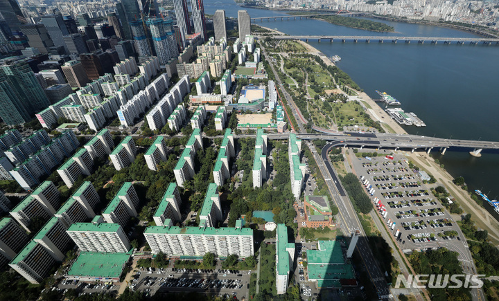 [서울=뉴시스] 이영환 기자 = 21일 오후 서울 영등포구 여의도 시범아파트가 보이고 있다. 서울시와 업계에 따르면 시는 지난 5일 시범아파트 주민을 대상으로 설명회를 진행했으며 200m 이하 고도 제한 내에서 최고 65층까지 가능하다는 내용의 가이드라인을 제시했다. 지난 4월 제시한 가이드라인 초안에서는 60층 규모로 재건축하는 방안이 거론됐으나 이보다 5층 더 높아진 것이다. 만약 65층으로 지어지면 시범아파트는 여의도 내 재건축 단지 중 가장 높게 건립되는 것으로 알려졌다. 2022.09.21. 20hwan@newsis.com