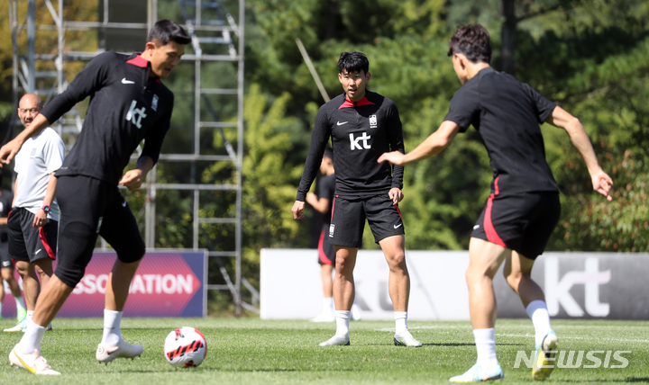 [파주=뉴시스] 김금보 기자 = 축구 국가대표팀 김민재(왼쪽), 손흥민, 이재성(오른쪽)이 지난 2022년 9월21일 오전 경기 파주 국가대표트레이닝센터(NFC)에서 훈련하고 있다. 벤투호는 오는 23일 코스타리카와 고양종합운동장에서, 27일엔 카메룬과 서울월드컵경기장에서 평가전을 치른다. 2022.09.21. kgb@newsis.com