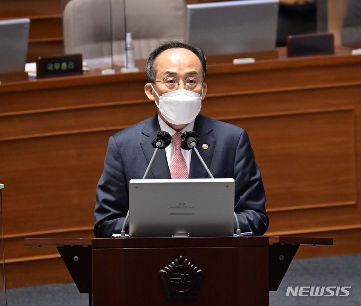 [서울=뉴시스] 김선웅 기자 = 추경호 부총리 겸 기획재정부 장관이 21일 서울 여의도 국회에서 열린 본회의에서 경제분야 대정부질문에 답변하고 있다. (공동취재사진) 2022.09.21. photo@newsis.com