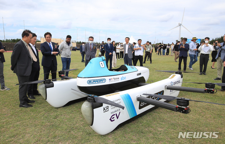 [제주=뉴시스] 우장호 기자 = 21일 오후 제주시 구좌읍 구좌종합운동장에서 드론 개발업체인 켄코아에어로스페이스 주관으로 '제주형 도심항공교통(UAM)'을 위한 드론 수직 이착륙 및 저고도 비행 시연 행사가 열리고 있다. 시연 드론택시는 가로 4.595ｍ, 세로 4.145ｍ, 높이 1.155ｍ다. 최대 이륙중량은 280㎏이며, 드론 무게를 제외하면 성인 1명을 태울 수 있다. 현재 순항 가능 속도는 시속 40㎞, 최대 속도는 시속 80㎞다. 2022.09.21. woo1223@newsis.com