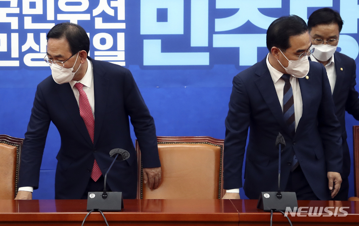 [서울=뉴시스] 최진석 기자 = 주호영 국민의힘 원내대표가 21일 서울 여의도 국회 더불어민주당 원내대표실에서 박홍근 민주당 원내대표를 예방해 자리로 이동하고 있다. (공동취재사진) 2022.09.21. photo@newsis.com