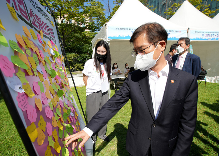 [서울=뉴시스] 김진아 기자 = 이정식 고용노동부 장관이 지난 21일 오후 서울 광진구 세종대학교 대학일자리플러스센터 운영 부스를 둘러보고 있다. (사진=고용노동부 제공) 2022.09.21. photo@newsis.com *재판매 및 DB 금지