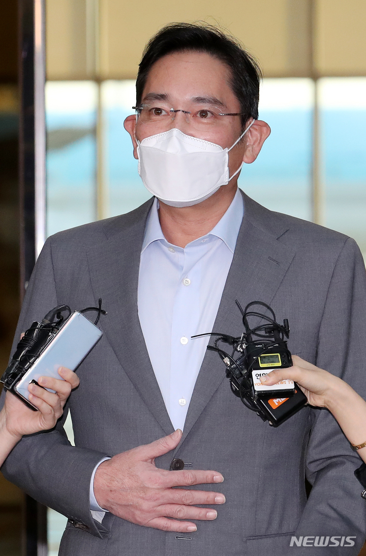 [서울=뉴시스] 조성우 기자 = 북중미·유럽 출장을 마친 이재용 삼성전자 부회장이 21일 오후 서울 강서구 서울김포비즈니스항공센터를 통해 귀국하며 취재진 질문에 답하고 있다. 2022.09.21. xconfind@newsis.com