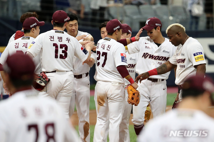 [서울=뉴시스] 조성우 기자 = 21일 오후 서울 구로구 고척스카이돔에서 열린 2022 KBO리그 삼성 라이온즈와 키움 히어로즈의 경기, 키움 선수들이 삼성에 5-4로 승리를 거둔 뒤 기뻐하고 있다. 2022.09.21. xconfind@newsis.com