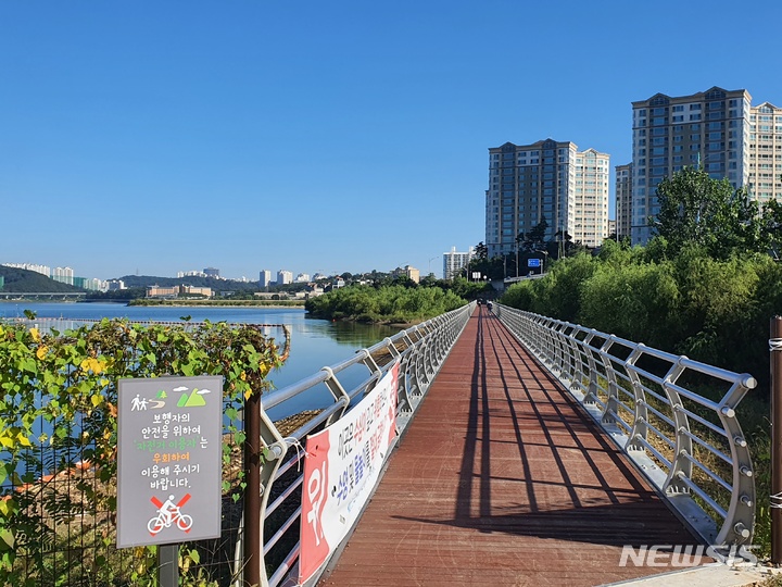 [용인=뉴시스] 기흥저수지 순환산책로(사진=뉴시스 DB) photo@newsis.com