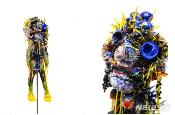 [서울=뉴시스]함진, '서있는 사람 01', 2022. polymer clay, aluminium wire, stainless steel, varnish, 2.4 x 3 x 8.7cm. (우: detail cut)