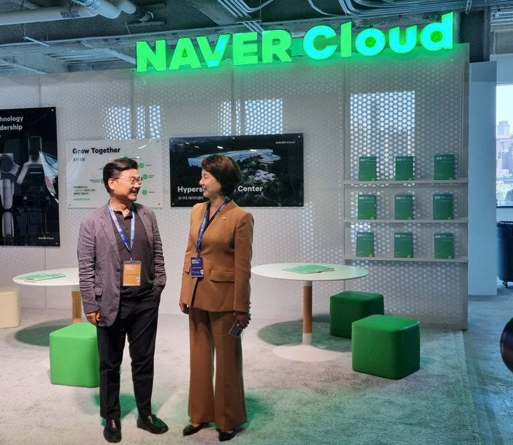 [서울=뉴시스] 네이버클라우드는 미국 현지시간 9월 20~21일 양일간 뉴욕 맨해튼 피어17(Pier17)에서 개최한 ‘한-미 스타트업 서밋(이하 서밋)’에 국내 대표 빅테크 기업으로서 참가했다고 22일 밝혔다. 사진은 박원기 네이버클라우드 대표(왼쪽)와 이영 중기부 장관.(사진=네이버클라우드 제공)2022.09.22 *재판매 및 DB 금지