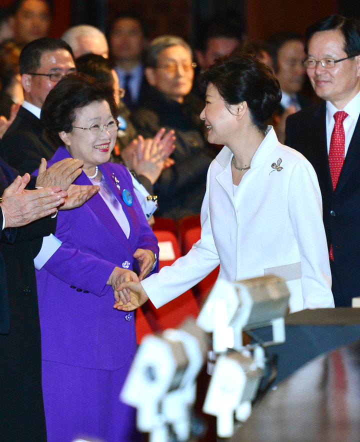 [서울=뉴시스] 지난 2016년 3월1일 박근혜 대통령이 제97주년 3·1절 기념식이 열린 서울 종로구 세종문화회관에서 이배용 한국학중앙연구원장(왼쪽)과 악수하고 있다. (사진=뉴시스DB). 2022.09.22. photo@newsis.com *재판매 및 DB 금지