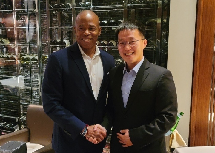 [서울=뉴시스] (왼쪽부터)에릭 아담스 뉴욕시장과 윤종수 지바이크 대표가 환담을 나누고 있다. (사진=지바이크 제공) 2022.09.22. photo@newsis.com *재판매 및 DB 금지