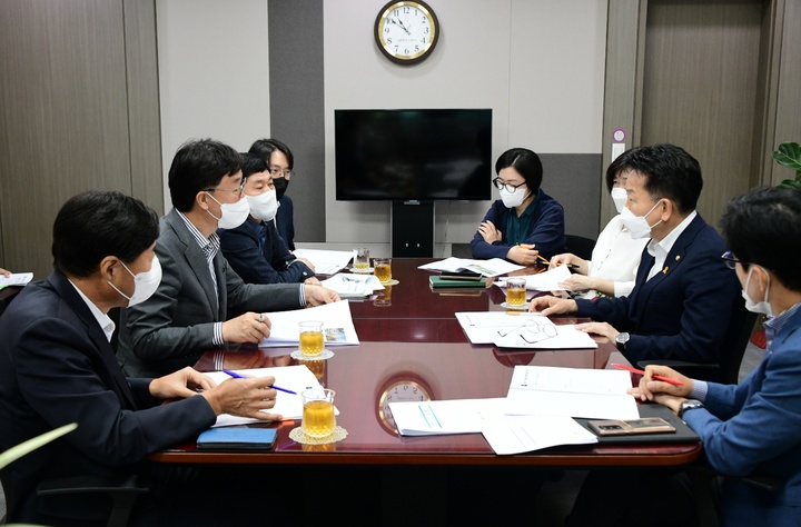 [안산=뉴시스] 이민근 경기 안산시장이 22일 국회를 찾아 고영인 국회의원과 지역현안을 논의하고 있다. (사진=안산시 제공) 2022.09.22. photo@newsis.com *재판매 및 DB 금지