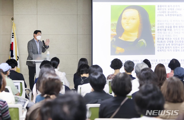  시민들에게 강연을 하고 있는 이상일 시장.