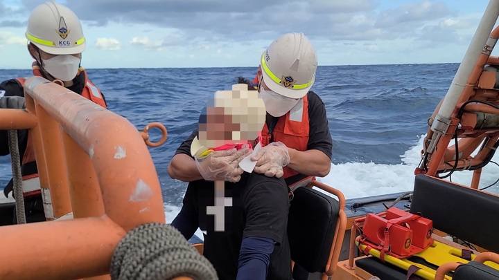 [울산=뉴시스]22일 오전 울산 울주군 온산읍 범월갑 동방 50km 해상에서 외국인 선원이 조업 도중 머리를 다친 가운데 울산해경 관계자들이 육지로 긴급 이송하며 응급처치를 하고 있다. (사진=울산해양경찰서 제공) 2022.09.22. photo@newsis.com *재판매 및 DB 금지