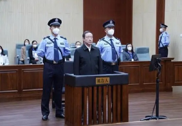 [서울=뉴시스]22일 지린성 창춘시 중급인민법원에서 푸정화(傅政華) 전 사법부장(장관)에 대한 판결이 진행되고 있다. 법원은 이날 푸 전 부장에게 사형, 유예 2년형을 선고했다. <사진출처: CCTV> 2022.09.22 