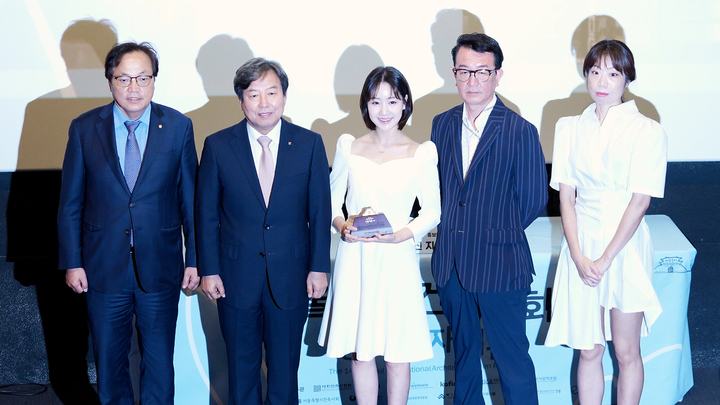 22일 '제14회 서울국제건축영화제' 기자회견에서 관계자들이 단체사진을 촬영하고 있다. 왼쪽부터 정종식 대한건축사협회 부회장, 석정훈 회장, 진지희 홍보대사, 김창길 영화제 집행위원장, 김다혜 프로그래머(사진 제공=대한건축사협회) *재판매 및 DB 금지