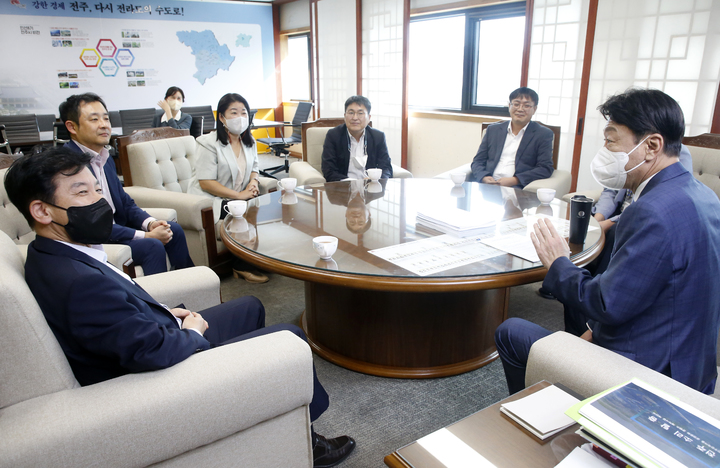 [전주=뉴시스] 한훈 기자 = 전북 전주시는 22일 기획재정부의 최상대 제2차관을 비롯한 문화예산과장, 복지예산과장, 지역예산과장 등 예산실 주요 간부공무원들이 전주를 찾아 주요 사업대상지를 둘러보는 현장 간담회를 열었다.(사진=전주시 제공).2022.09.22. photo@newsis.com *재판매 및 DB 금지