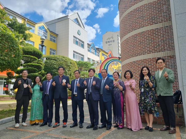 대구교육대학교와 베트남 타이응우옌교육대학교이 협의회를 가진 후 양 대학 관계자들이 기념 포즈를 취하고 있다. *재판매 및 DB 금지