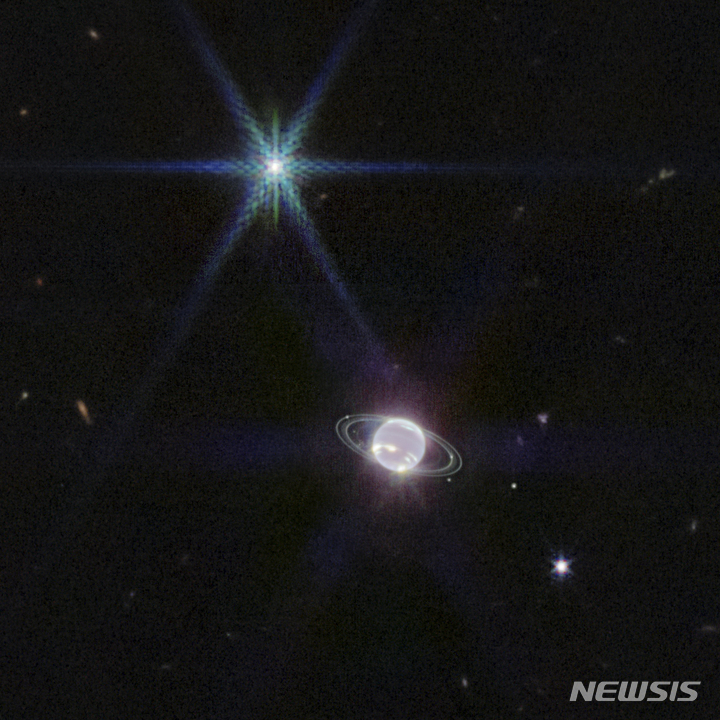[미국=AP/뉴시스] 21일(현지시간) 미 항공우주국(NASA)가 제임스 웹 우주망원경이 촬영한 해왕성을 공개했다. 2022.09.29.