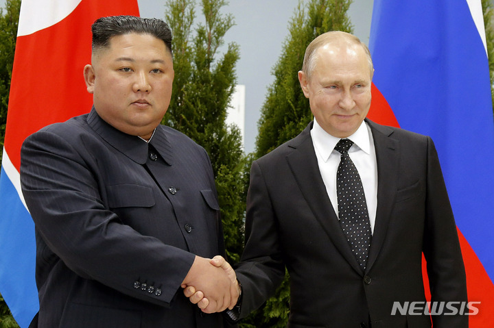 [블라디보스토크=AP/뉴시스]김정은 북한 국무위원장(왼쪽)과 블라디미르 푸틴 러시아 대통령이 2019년 4월 25일 러시아 블라디보스토크에서 만난 자리에서 악수하고 있다. 2022.09.22.
