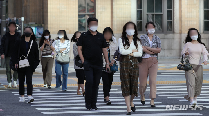 [서울=뉴시스] 조수정 기자 = 추분(秋分)을 하루 앞두고 쌀쌀한 가을 날씨를 보인 22일 오전 서울 광화문 사거리에서 시민들이 긴팔 옷을 입고 출근하고 있다. 2022.09.22. chocrystal@newsis.com